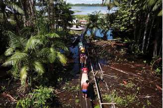 Familiares de Andrelina Bizerra da Silva, 49, que morreu a caminho de clínica com suspeita de Covid-19, levam caixão de volta para casa em Breves, na Ilha do Marajó
10/06/2020
REUTERS/Ueslei Marcelino
