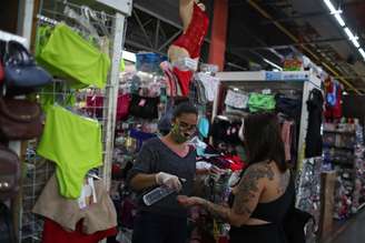 Vendedora higieniza mão de cliente em loja de mercado popular do Rio de Janeiro
17/06/2020
REUTERS/Pilar Olivares