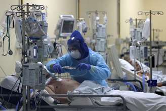 Paciente infectado com o novo coronavírus é tratado em hospital em Santiago, Chile
18/06/2020
REUTERS/Ivan Alvarado