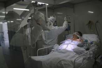 Pessoal médico trata paciente em hospital de campanha em Guarulhos (SP)
12/05/2020
REUTERS/Amanda Perobelli