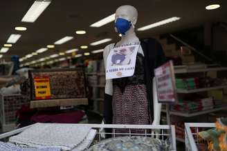 Manequim com máscara de proteção em loja do centro de São Paulo
12/03/2020
REUTERS/Amanda Perobelli