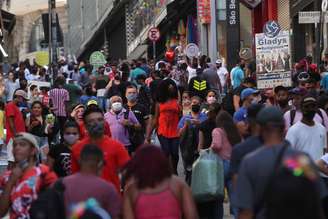 Pessoas caminham em rua de comércio popular em São Paulo em meio à pandemia de Covid-19
19/06/2020
REUTERS/Amanda Perobelli