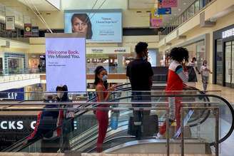 Consumidores em shopping reaberto em Houston, nos EUA, em meio à pandemia de coronavírus 
01/05/2020
REUTERS/Adrees Latif