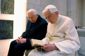 Ex-papa Bento 16 ora ao lado de seu irmão, Georg Ratzinger, em capela particular
14/04/2012
 REUTERS/Osservatore Romano/