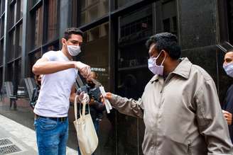 Agentes distribuem máscaras durante Blitz de conscientização e verificação do uso do acessório, na região central de São Paulo