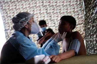 Integrante das Forças Armadas examina índio ianomâmi em Alto Alegre, Roraima
01/07/2020 REUTERS/Adriano Machado