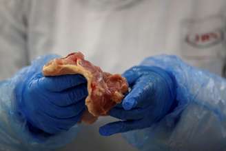 Empregado manipula carne em unidade da JBS. 21/3/2017. REUTERS/Ueslei Marcelino 