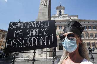 Protesto de vendedores de rua em frente ao Parlamento da Itália, em Roma