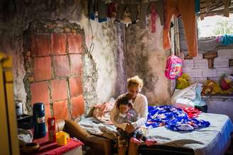 Alessandra mora em uma ocupação irregular conhecida como Castelo, na Radial Leste, onde já moram 20 famílias