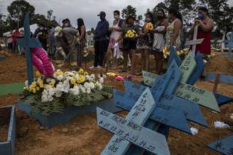 Funeral coletivo em cemitério de Manaus