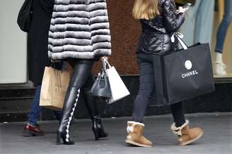 Consumidoras fazem compras em loja de departamentos em Paris
26/02/2016
REUTERS/Charles Platiau
