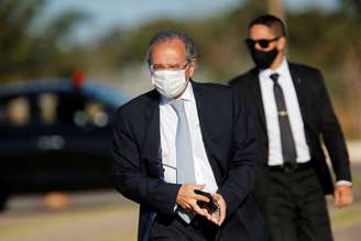 Ministro da Economia, Paulo Guedes, em cerimônia de hasteamento da bandeira no Palácio da Alvorada, Brasília
12/05/2020
REUTERS/Adriano Machado