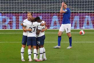 Tottenham chegou aos 48 pontos com a vitória sobre o Everton (Foto: CATHERINE IVILL / AFP)