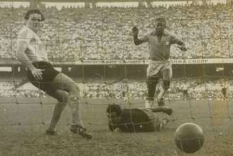Pelé fez o único gol brasileiro em derrota por 2 a 1 (Foto: Reprodução/Arquivo Nacional)
