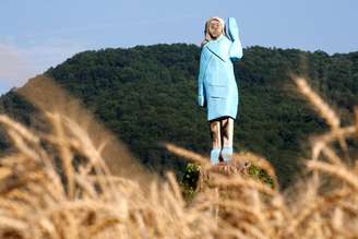 Estátua de madeira em tamanho real da primeira-dama dos EUA, Melania Trump, em Rozno, perto da cidade natal dela, Sevnica, na Eslovênia
05/07/2019
REUTERS/Borut Zivulovic