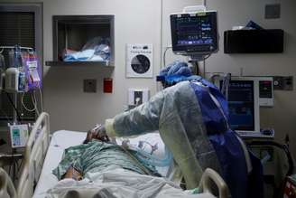 Enfermeira manuseia respirador em paciente com Covid-19 em UTI de hospital em Chicago, nos EUA
22/04/2020
REUTERS/Shannon Stapleton