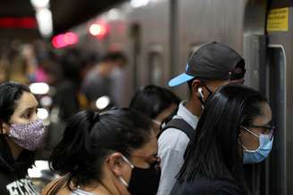 Passageiros usam máscara protetora facil ao entrarem em metrô em São Paulo. 25/06/2020. REUTERS/Amanda Perobelli. 
