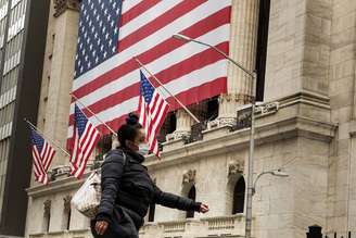 Pedestre com máscara passa pelo prédio da Bolsa de Valores de Nova York (NYSE) em Nova York, EUA, em 18 de março de 2020. REUTERS/Lucas Jackson