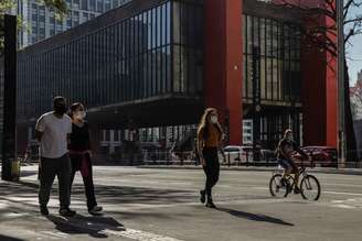  Movimentação de pessoas na avenida Paulista, em São Paulo