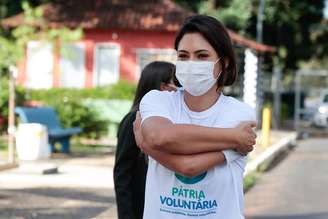 Michelle Bolsonaro testa positivo para covid-19, diz governo