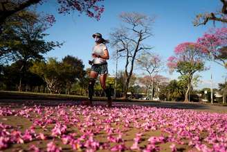 Brasileira praticando atividade física em parque em SP após reabertura