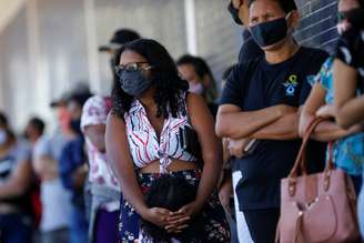 Pessoas com máscaras de proteção fazem fila para serem atendidas em banco em Ceilândia, no Distrito Federal
07/07/2020 REUTERS/Adriano Machado