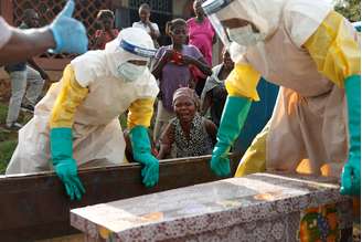 Mãe de criança suspeita de ter morrido de Ebola chora ao lado do caixão, em Beni, na República Democrática do Congo
17/12/2018
REUTERS/Goran Tomasevic