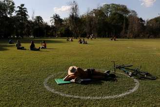 Homem ocupa círculo delimitado no chão para distanciamento entre pessoas no Parque do Ibirapuera, em São Paulo
13/07/2020
REUTERS/Amanda Perobelli 