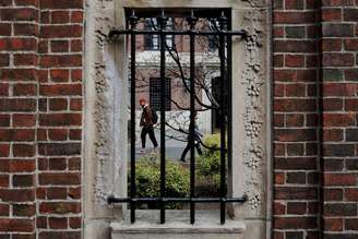 Estudantes e pedestres na Universidade de Harvard
10/03/2020
REUTERS/Brian Snyder/File Photo