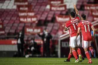 Chiquinho marcou o primeiro gol do dia no Estádio da Luz (Foto: PATRICIA DE MELO MOREIRA / AFP)