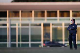 Bolsonaro acompanha o arriamento da bandeira nacional nos jardins do Palácio da Alvorada
15/07/2020
REUTERS/Ueslei Marcelino