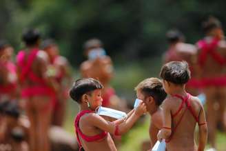 Meninos ianomâmis seguram máscaras em Alto Alegre, Roraima
01/07/2020
REUTERS/Adriano Machado