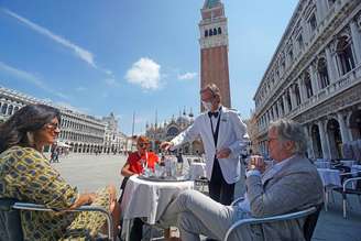 Turistas na Praça San Marco, centro histórico de Veneza, em 12 de junho