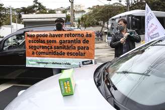 Professores do Estado de São Paulo (APEOESP) organizam uma carreata em defesa da vida contra a volta às aulas 