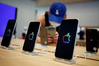 Homem tira fotos de iPhones em loja da Apple. 17/7/2020. REUTERS/Thomas Peter