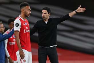 Mikel Arteta tenta convencer Aubameyang a permanecer no Arsenal(Foto: SHAUN BOTTERILL / AFP)