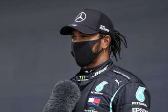 Hamilton dá entrevista após conquistar a pole em Silverstone 