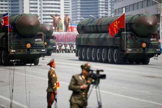 Mísseis são mostrados durante desfile militar na Coreia do Norte. 15/4/2017.  REUTERS/Damir Sagolj