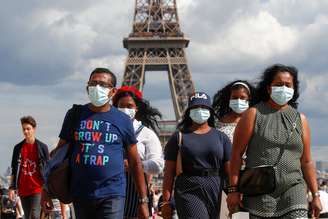 Pessoas com máscaras de proteção perto da Torre Eiffel, em Paris
03/08/2020 REUTERS/Gonzalo Fuentes