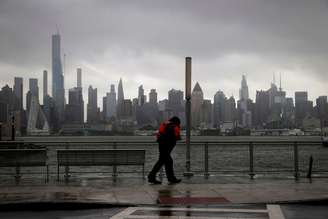 Homem caminha durante ventania e chuva na margem do rio Hudson, em Nova Jersey, em frente à cidade de Nova York, durante a passagem da tempestade Isaias
04/08/2020
REUTERS/Mike Segar