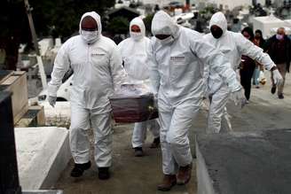 Funcionários de cemitério de Nova Iguaçu (RJ) enterram homem de 62 anos vítima da Covid-19
16/07/2020
 REUTERS/Pilar Olivares