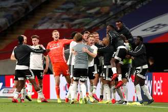 Jogadores do Fulham comemoram segundo gol contra o Brentford
04/08/2020
Action Images via Reuters/Matthew Childs