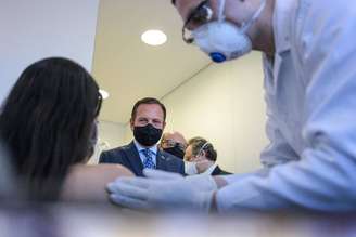 O governador de São Paulo, João Doria, durante aplicação da primeira dose de teste da Coronavac, vacina contra covid-19 desenvolvida pelo laboratório chinês Sinovac Biotech
