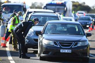 Policial atua em ponto de checagem fora de Melbourne, depois de cidade impor lockdwon devido ao novo coronavírus
13/07/2020
AAP Image/James Ross via REUTERS 