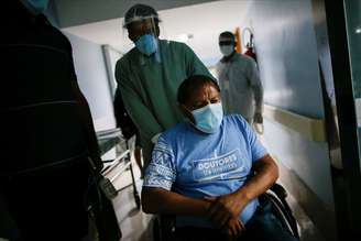 Cacique Aritana é visto ao chegar a hospital em Goiânia no mês passado
22/07/2020
REUTERS/Ueslei Marcelino