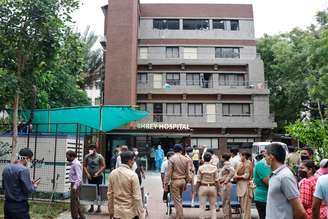 Policiais e familiares aguardam do lado de fora de hospital após incêndio na UTI matar pacientes com Covid-19 na Índia
06/08/2020
REUTERS/Stringer