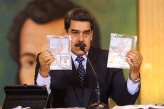 Maduro exibe passaportes de americanos presos por suposta tentativa de assassiná-lo
