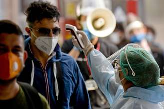 Movimentação na estação ferroviária de Nápoles, no sul da Itália