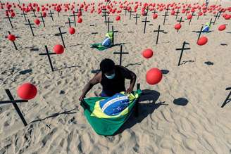 Instalação em Copacabana, no Rio de Janeiro (RJ), lembra as 100 mil vidas perdidas no Brasil durante pandemia
