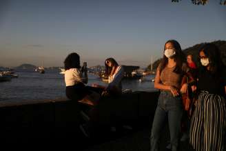 Jovens aproveitam pôr do sol no Rio de Janeiro em meio à pandemia de Covid-19
08/08/2020 REUTERS/Pilar Olivares